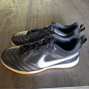 Nike Gato Athletic Shoes